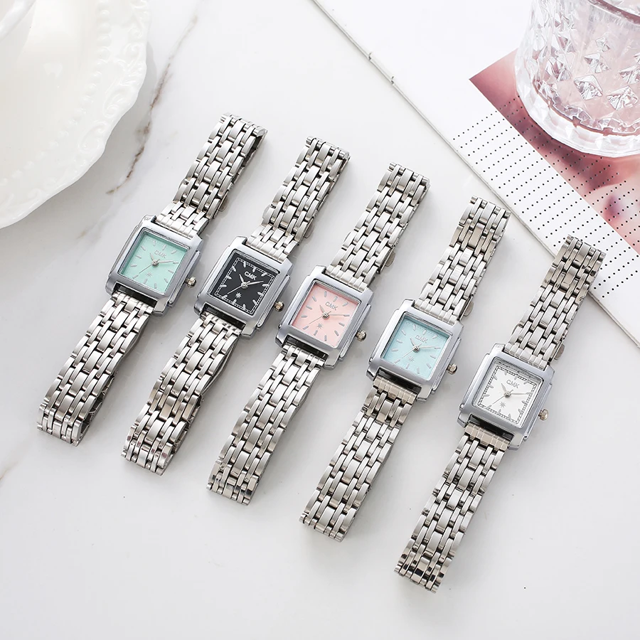 Модные легкие роскошные женские кварцевые часы с квадратным циферблатом из легированной стали, подходят для повседневного ношения, рождественский подарок
Модные легкие роскошные женские кварцевые часы с квадратным циферблатом из легированной стали, подходят для повседневного ношения, рождественский подарок