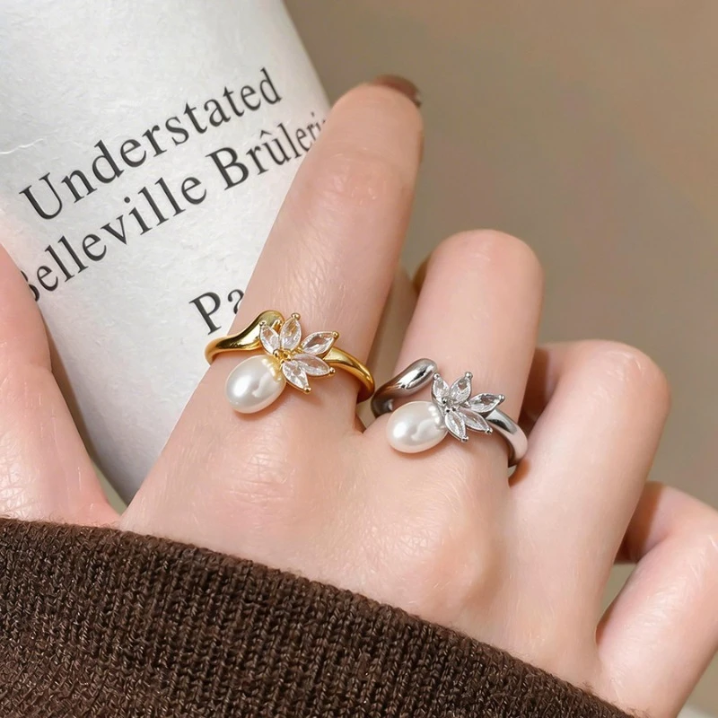 Super-shiny zircon leaf-shaped oval pearl-cut ring, niche high-end fashionable temperament hand jewelry
Super-shiny zircon leaf-shaped oval pearl-cut ring, niche high-end fashionable temperament hand jewelry