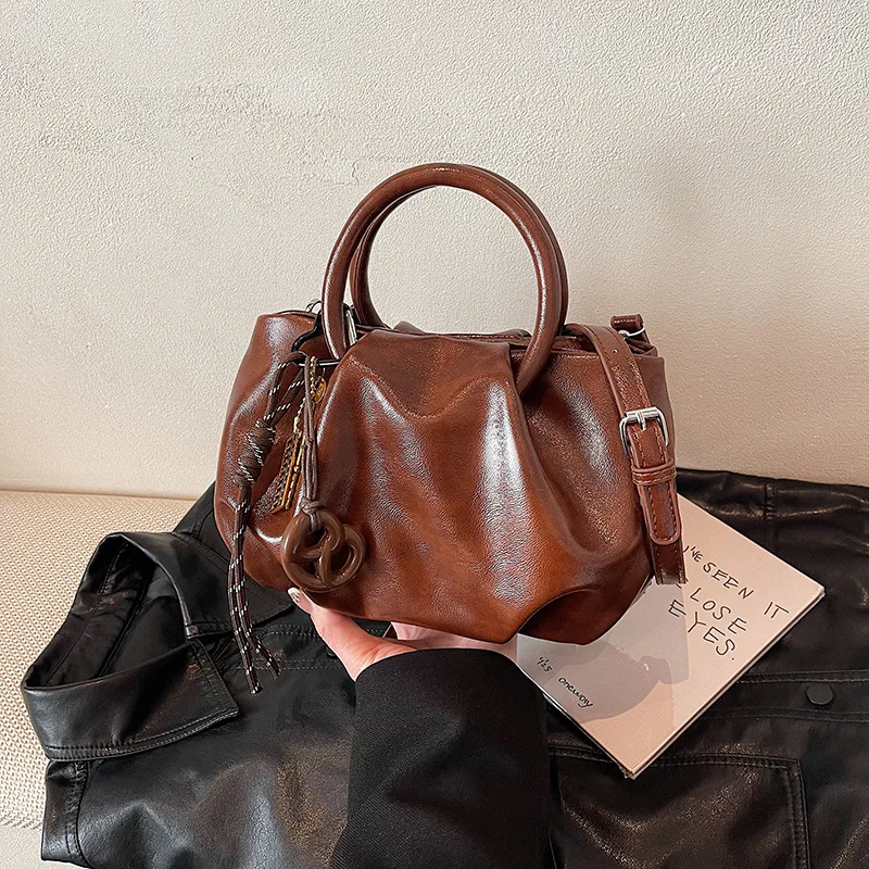 2025 PU Leather Winter Niche Texture Wrinkle Cloud Shoulder Bag for Women Luxury Style Crossbody Bags Versatile Top Handle Bag
2025 PU Leather Winter Niche Texture Wrinkle Cloud Shoulder Bag for Women Luxury Style Crossbody Bags Versatile Top Handle Bag