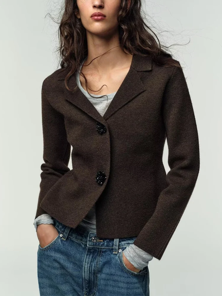 Новый женский повседневный костюм на осень/зиму в европейском и американском стиле с длинными рукавами и цветочными украшениями на пуговицах, вязаный пиджак
Новый женский повседневный костюм на осень/зиму в европейском и американском стиле с длинными рукавами и цветочными украшениями на пуговицах, вязаный пиджак