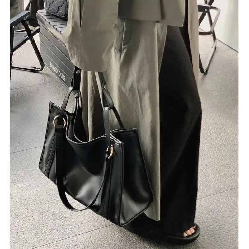 Hard Bottomed Casual Versatile Tote Bag Minimalist Style Large Capacity Fashionable Single Shoulder Handbag for Women Handbag
Hard Bottomed Casual Versatile Tote Bag Minimalist Style Large Capacity Fashionable Single Shoulder Handbag for Women Handbag