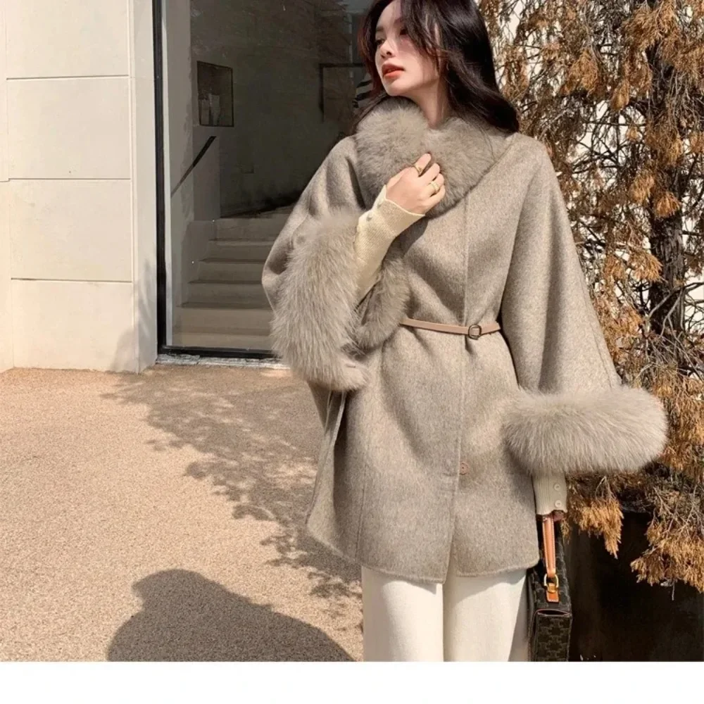 Women's 2025 New Autumn Detachable Real Fox Fur Collar Fur Sleeve Coat Wool Warm A-line Jacket Luxury Thick Female Coat
Women's 2025 New Autumn Detachable Real Fox Fur Collar Fur Sleeve Coat Wool Warm A-line Jacket Luxury Thick Female Coat