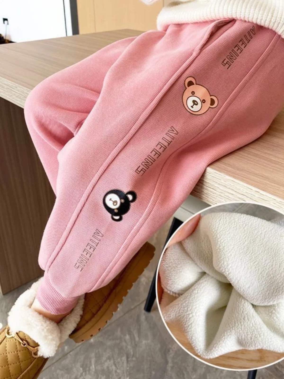 Зимние брюки Thiened Fce для маленьких девочек, цельная бархатная верхняя одежда с рисунком медведя, повседневные брюки, корейские хлопковые брюки
Зимние брюки Thiened Fce для маленьких девочек, цельная бархатная верхняя одежда с рисунком медведя, повседневные брюки, корейские хлопковые брюки