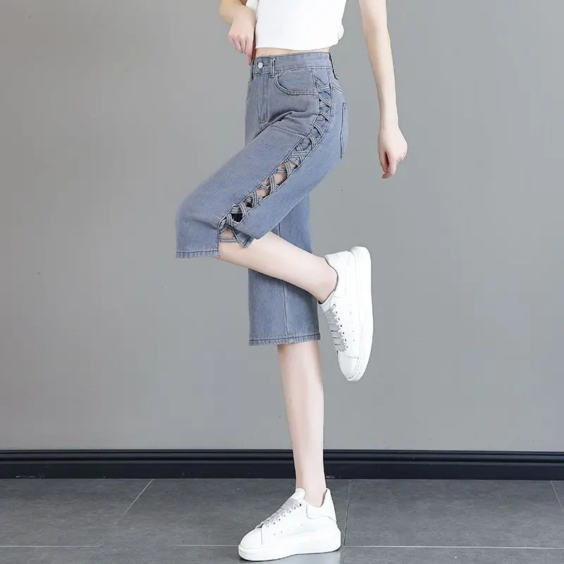 New Style Womens High-Rise Denim Shorts for Summer Breathable Fabric Relaxed Fit with Side Vents and Cut-Out Details
New Style Womens High-Rise Denim Shorts for Summer Breathable Fabric Relaxed Fit with Side Vents and Cut-Out Details