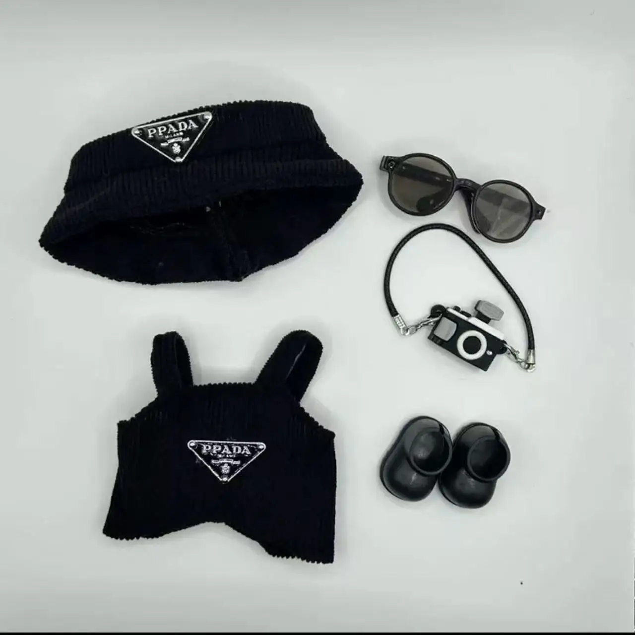 17 см сидячая вечеринка LABUBU кукольная одежда черная шляпа комбинезон комплект с очками аксессуары для 1-го, 2-го и 3-го поколения
17 см сидячая вечеринка LABUBU кукольная одежда черная шляпа комбинезон комплект с очками аксессуары для 1-го, 2-го и 3-го поколения