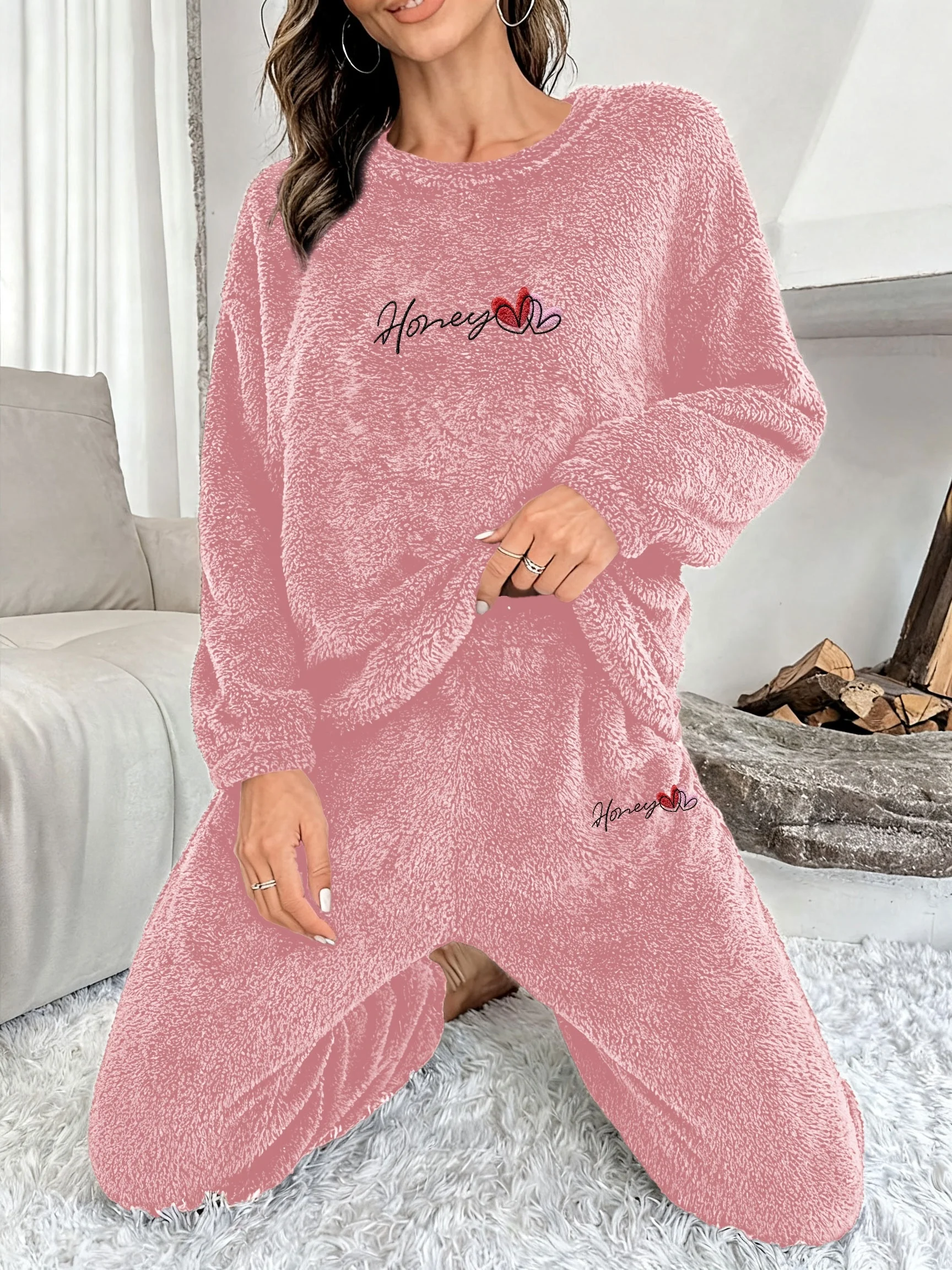 Women's velvet pajama set, featuring a long-sleeve top and matching pants, comfortable winter sleepwear
Women's velvet pajama set, featuring a long-sleeve top and matching pants, comfortable winter sleepwear