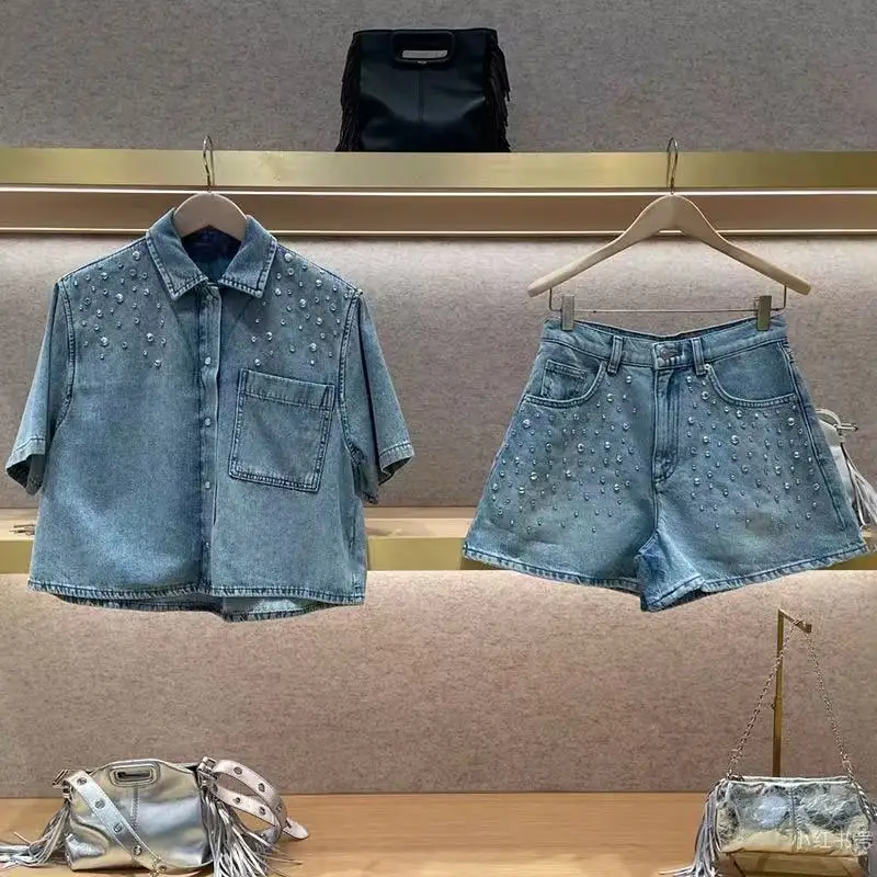 Women Blue Denim Single Breasted Turn-Down Collar Short Sleeve Shirts + Zipper Shorts Hot Rhinestone Design Set 2026 Summer New
Women Blue Denim Single Breasted Turn-Down Collar Short Sleeve Shirts + Zipper Shorts Hot Rhinestone Design Set 2026 Summer New