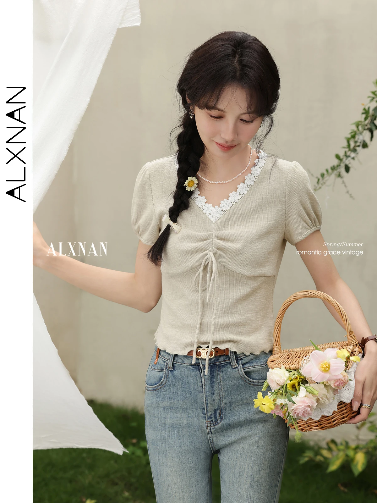ALXNAN Women's T-shirt 2025 Summer Green Lace V-neck T-shirt New Elegant Sweet Drawstring Design Short Sleeve Tees Ladies L53798
ALXNAN Women's T-shirt 2025 Summer Green Lace V-neck T-shirt New Elegant Sweet Drawstring Design Short Sleeve Tees Ladies L53798