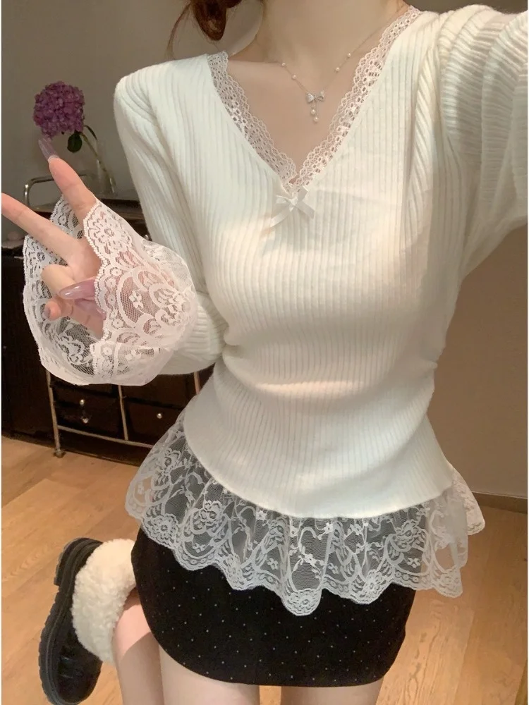 Soft Gentle Lace Splice V-Neck Knitted Base Shirt Women's Autumn Winter Slim Fit Waist Inward Sweater Bell Sleeve Top
Soft Gentle Lace Splice V-Neck Knitted Base Shirt Women's Autumn Winter Slim Fit Waist Inward Sweater Bell Sleeve Top
