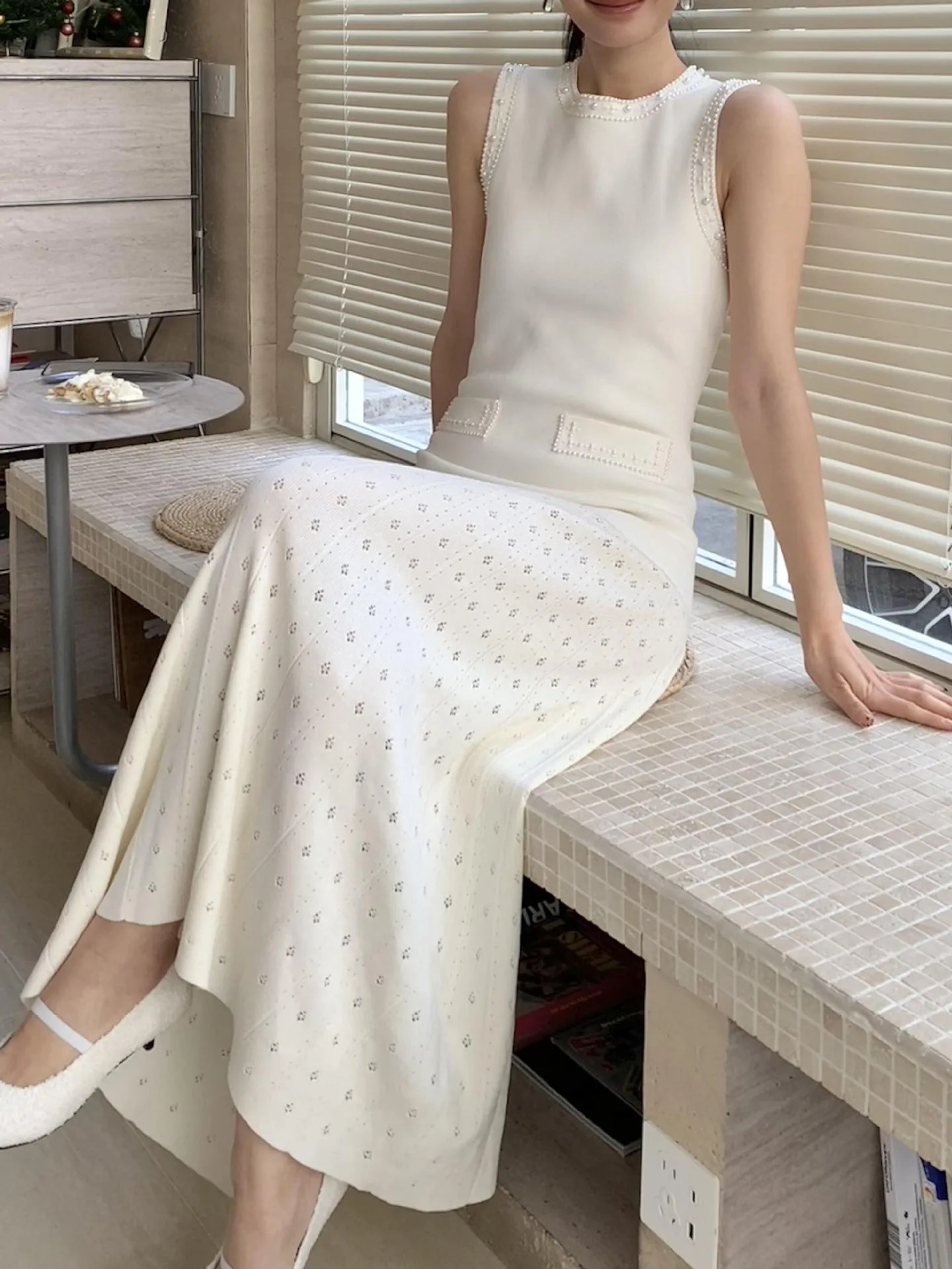 S Home 25 Early spring new design, off-white French-style knitted jacket with pearl trim + Sleeveless long dress
S Home 25 Early spring new design, off-white French-style knitted jacket with pearl trim + Sleeveless long dress