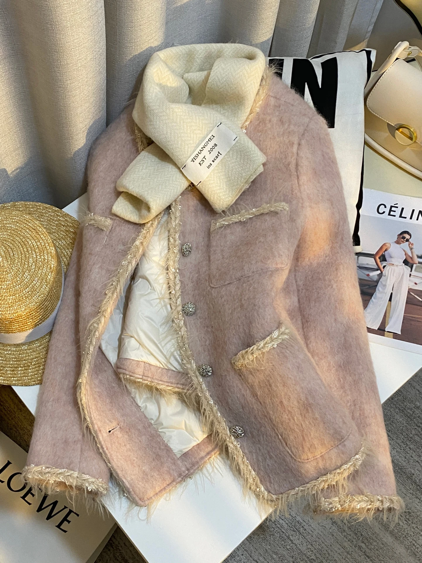 Новая модная женская пуховая куртка пастельно-розового цвета с эффектом потертости, на флисовой подкладке, с круглым вырезом, теплая, для осени и зимы
Новая модная женская пуховая куртка пастельно-розового цвета с эффектом потертости, на флисовой подкладке, с круглым вырезом, теплая, для осени и зимы