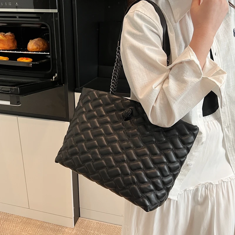 Elegant Crossbody Shoulder Bag Leather Handbag For Women Messenger Style By Famous Designer
Elegant Crossbody Shoulder Bag Leather Handbag For Women Messenger Style By Famous Designer