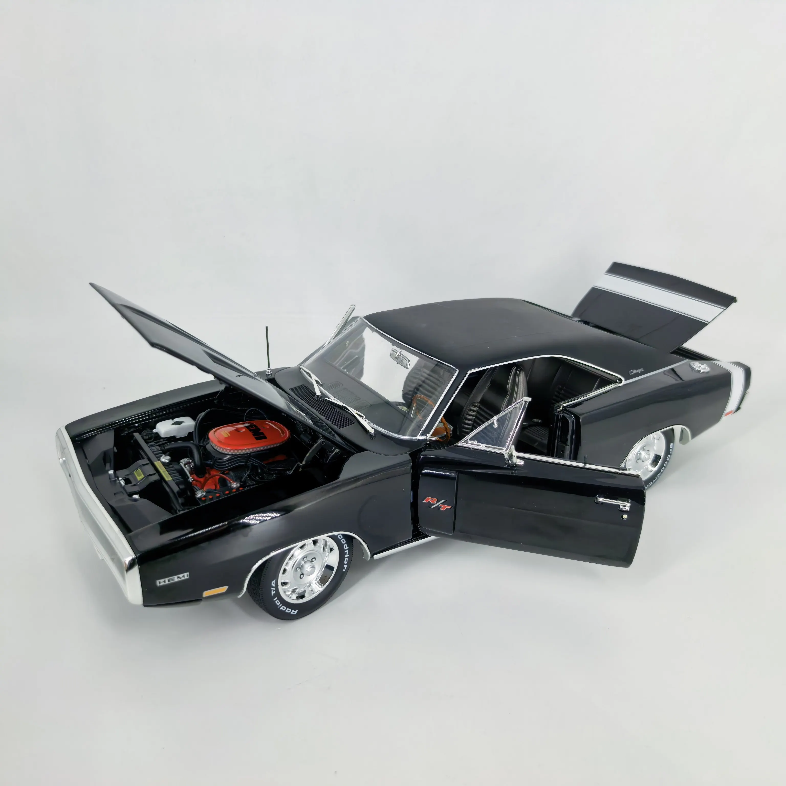 AW 1:18 Charger R/T Black 1970 Simulation Limited Edition All Open Alloy Metal Static Car Model Toy Gift
AW 1:18 Charger R/T Black 1970 Simulation Limited Edition All Open Alloy Metal Static Car Model Toy Gift