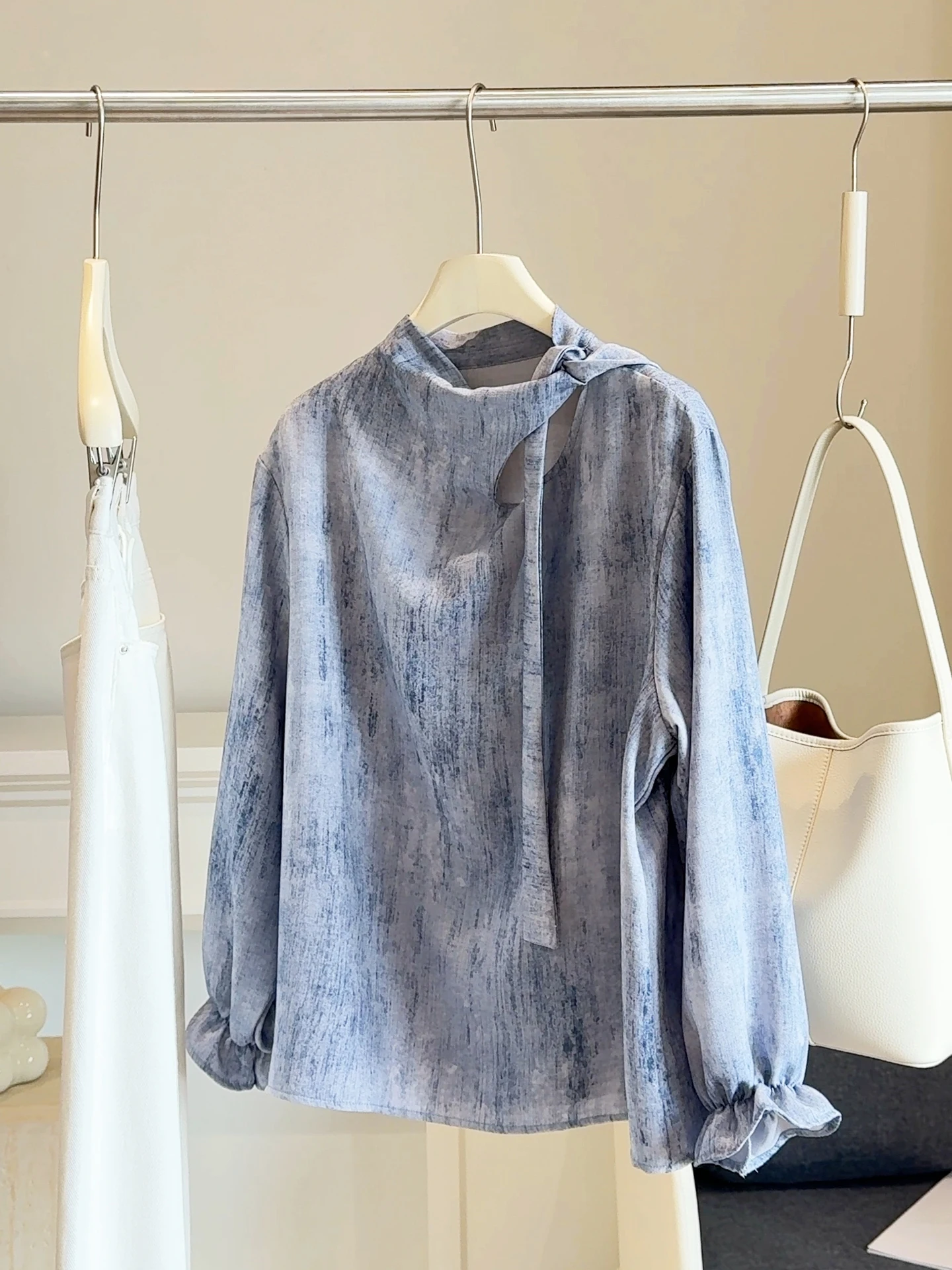 French-style Stand Collar Women's Shirts Long Sleeve Loose Casual Blouses Early Autumn Trend All Match Chic Design Tops
French-style Stand Collar Women's Shirts Long Sleeve Loose Casual Blouses Early Autumn Trend All Match Chic Design Tops