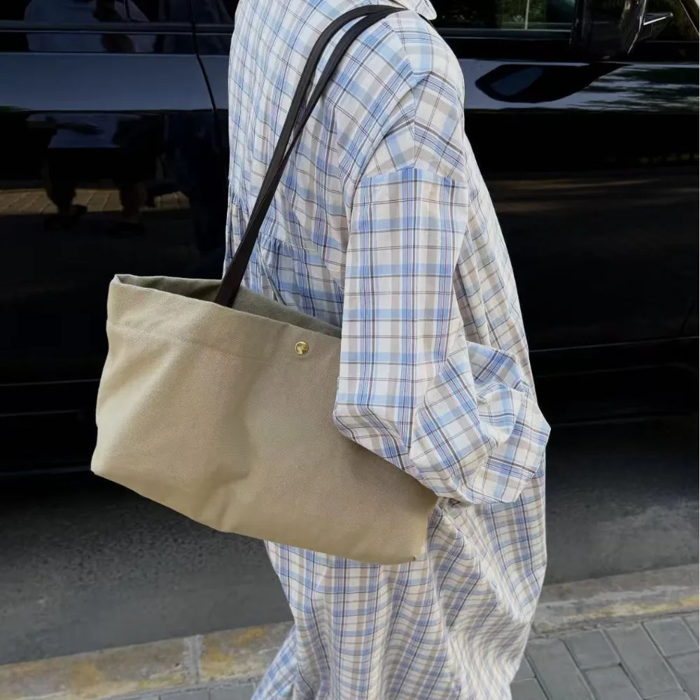 2026 New Simple and Lazy Old Money Style Canvas Tote Bag Commuter Versatile Portable Shoulder Leisure Texture Unique Fashion
2026 New Simple and Lazy Old Money Style Canvas Tote Bag Commuter Versatile Portable Shoulder Leisure Texture Unique Fashion