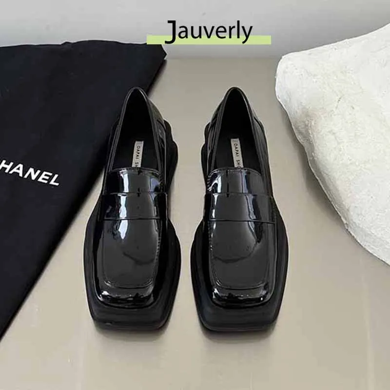 Женская обувь 2025 года, весенне-осенние лоферы в британском стиле на толстой подошве в стиле ретро, маленькие кожаные туфли с педалью на маффине
Женская обувь 2025 года, весенне-осенние лоферы в британском стиле на толстой подошве в стиле ретро, маленькие кожаные туфли с педалью на маффине