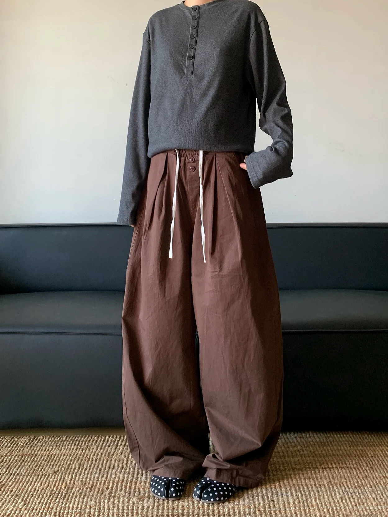 Ретро-брюки в американском стиле с широкими штанинами для женщин, свободные, с плиссировкой, струящиеся, повседневные, прямые, длинные, с высокой талией, из хлопка
Ретро-брюки в американском стиле с широкими штанинами для женщин, свободные, с плиссировкой, струящиеся, повседневные, прямые, длинные, с высокой талией, из хлопка