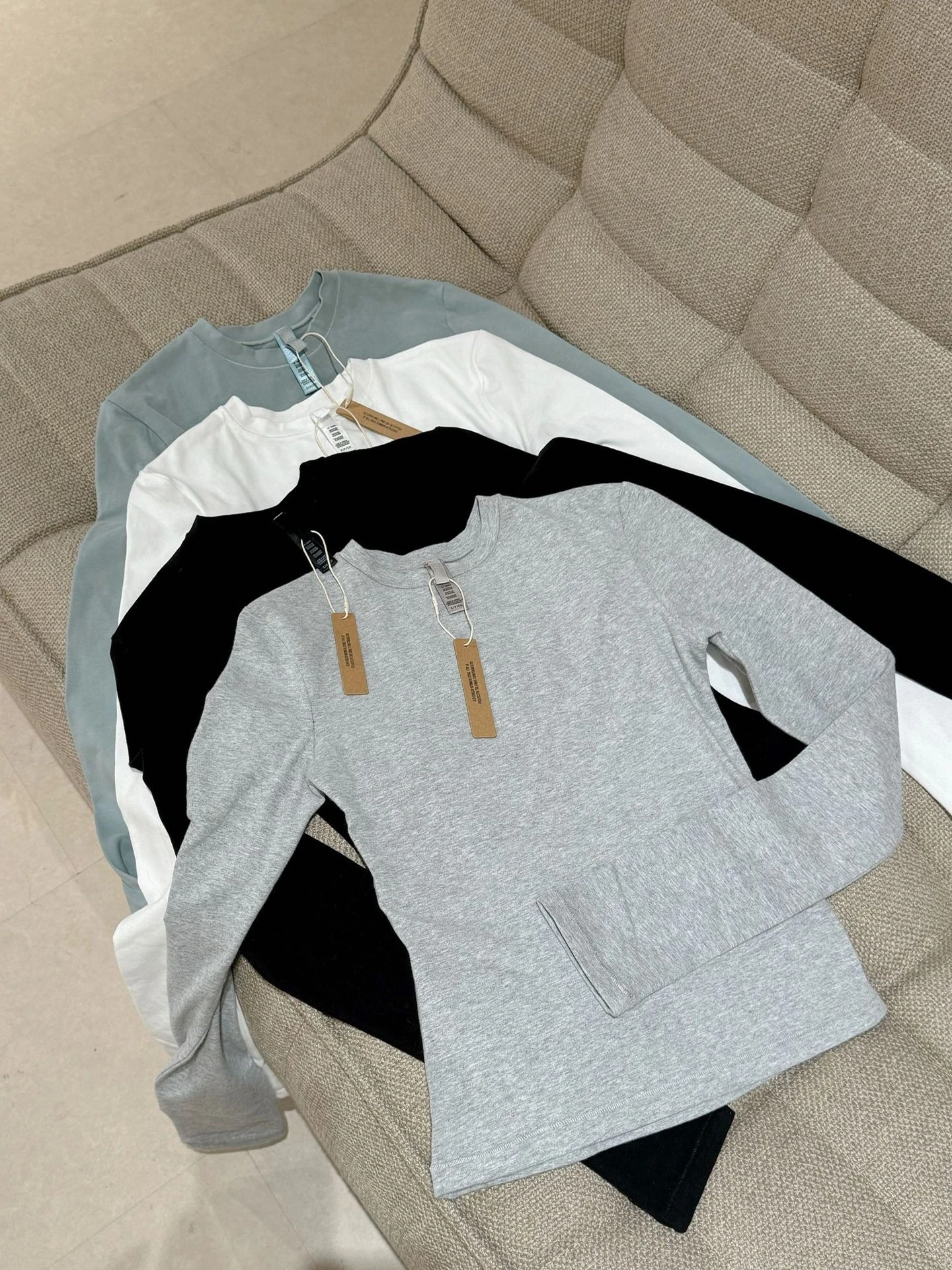 Женская футболка Kardaian из хлопкового джерси, длинная, с круглым вырезом, облегающая, эластичная, мягкая, удобная, стрейчевая.
Женская футболка Kardaian из хлопкового джерси, длинная, с круглым вырезом, облегающая, эластичная, мягкая, удобная, стрейчевая.