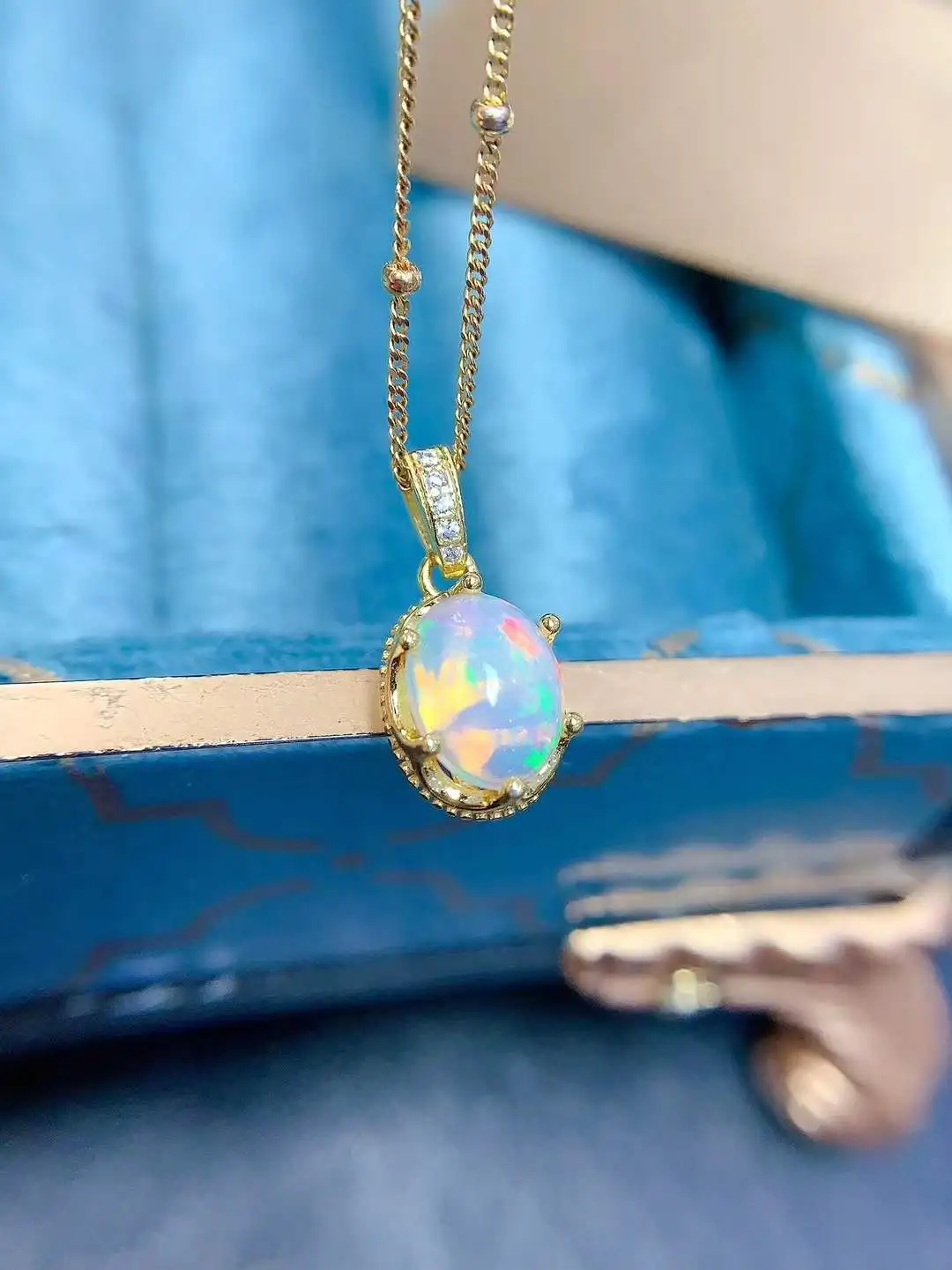 Колье с изумрудом из серебра 925 пробы — лучший подарок для любимой девушки, женское украшение с цветным драгоценным камнем.
Колье с изумрудом из серебра 925 пробы — лучший подарок для любимой девушки, женское украшение с цветным драгоценным камнем.