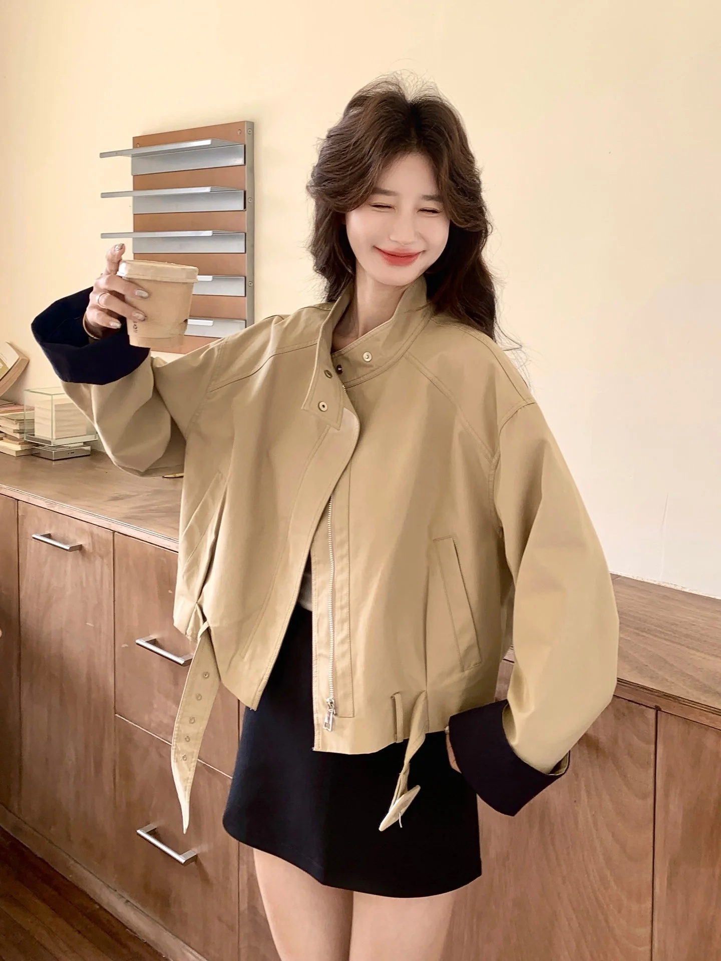 Kaki Color Short Jacket Women's Spring 2026 New Style Collar Stand up Sleeve Patchwork Color Block Jacket Top Casual Loose Fit
Kaki Color Short Jacket Women's Spring 2026 New Style Collar Stand up Sleeve Patchwork Color Block Jacket Top Casual Loose Fit