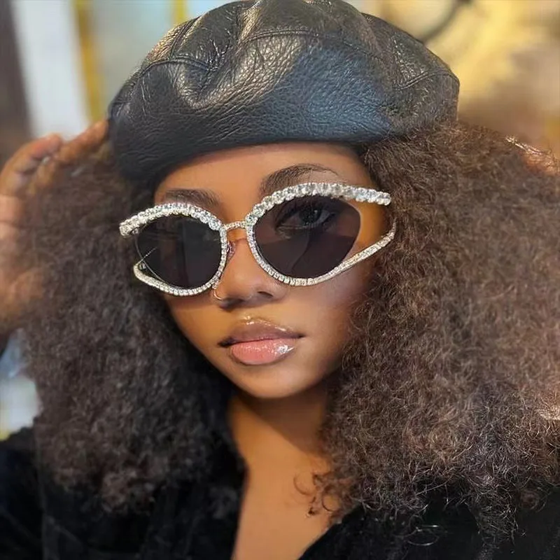 Cat eye shaped sunglasses, European and American street photography glasses, internet famous models, personalized sunglasses
Cat eye shaped sunglasses, European and American street photography glasses, internet famous models, personalized sunglasses
