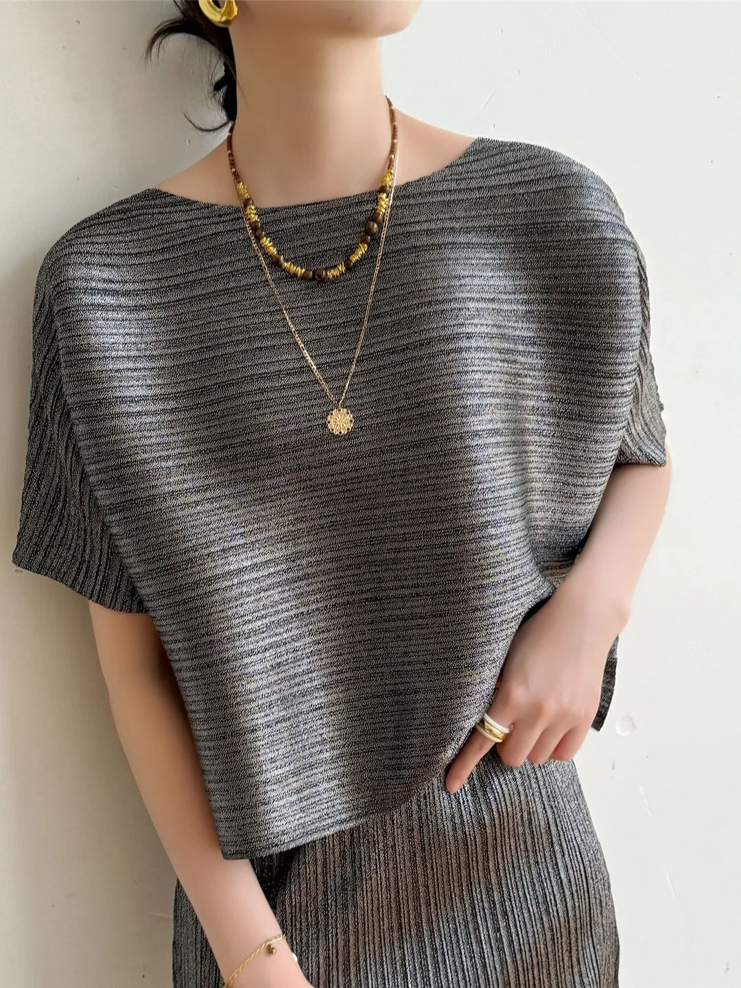 Loose Women's Fashion Set Pure Color Top And Half Skirt Pleated Two-Piece Suit Spring Summer Casual Korean Style Striped
Loose Women's Fashion Set Pure Color Top And Half Skirt Pleated Two-Piece Suit Spring Summer Casual Korean Style Striped