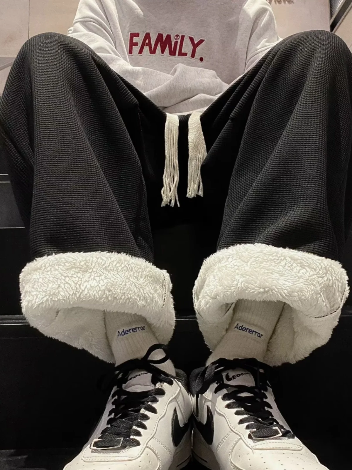 Мужские зимние повседневные брюки прямого кроя с подкладкой из овечьей шерсти, утепленные, свободные, широкие, теплые, удобные, модные, брендовые
Мужские зимние повседневные брюки прямого кроя с подкладкой из овечьей шерсти, утепленные, свободные, широкие, теплые, удобные, модные, брендовые