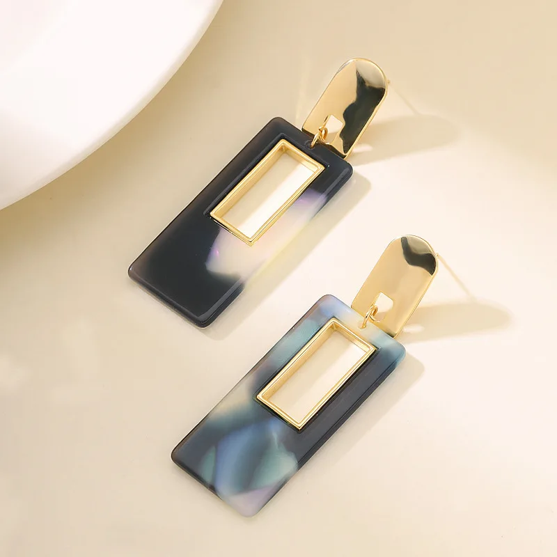 Stylish, exquisite and simple acetate plate geometric long earrings, stylish and slim commuter earrings for round faces
Stylish, exquisite and simple acetate plate geometric long earrings, stylish and slim commuter earrings for round faces