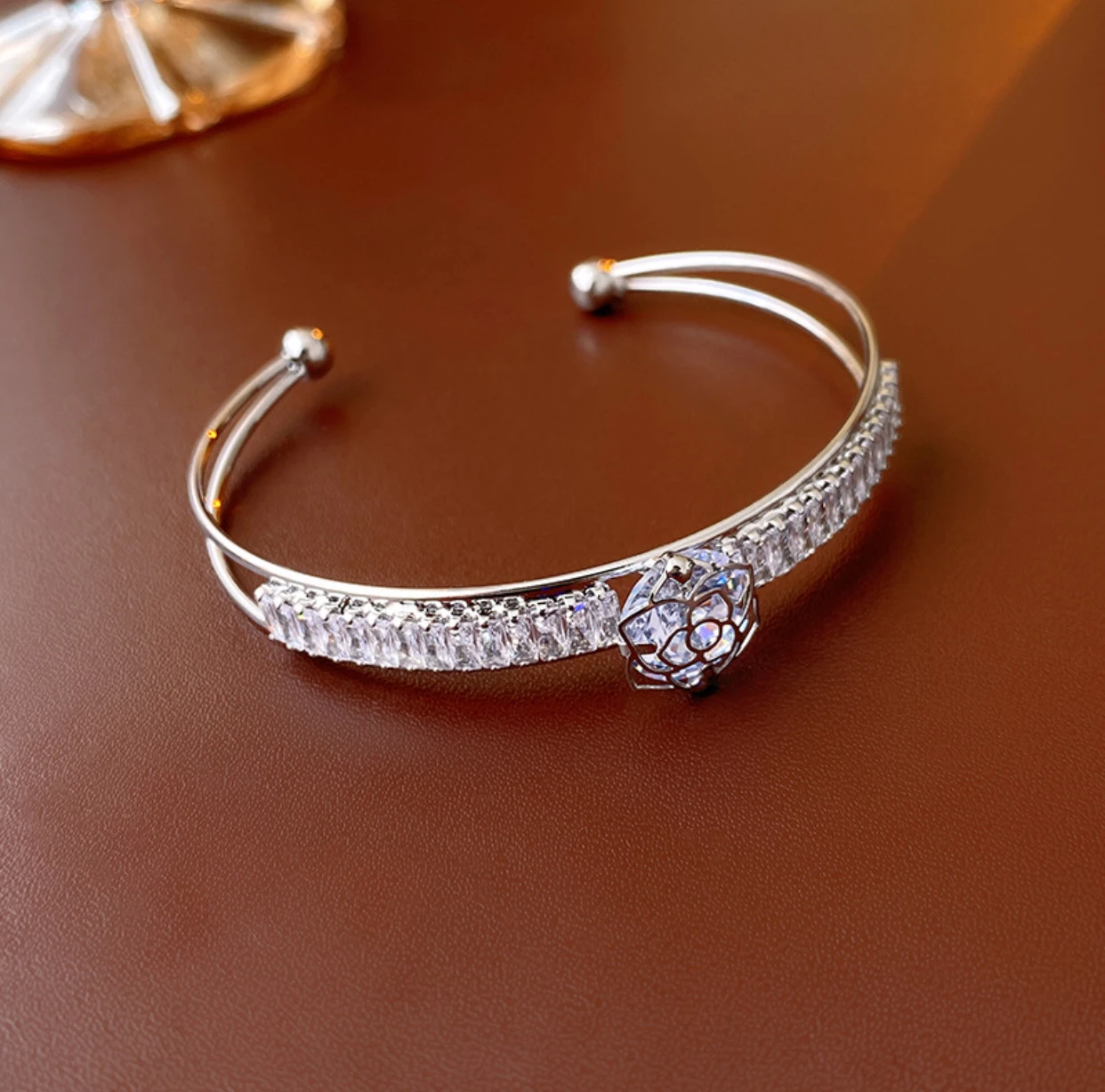 Luxurious opening bracelet, exquisite and fashionable, versatile bracelet, elegant temperament, high-end feeling
Luxurious opening bracelet, exquisite and fashionable, versatile bracelet, elegant temperament, high-end feeling