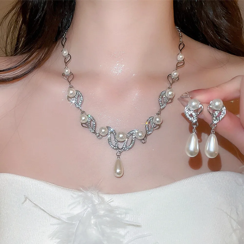 Новая мода ожерелье с искусственным жемчугом серьги комплект для женщин элегантные свадебные вечерние праздничные ювелирные изделия подарки
Новая мода ожерелье с искусственным жемчугом серьги комплект для женщин элегантные свадебные вечерние праздничные ювелирные изделия подарки