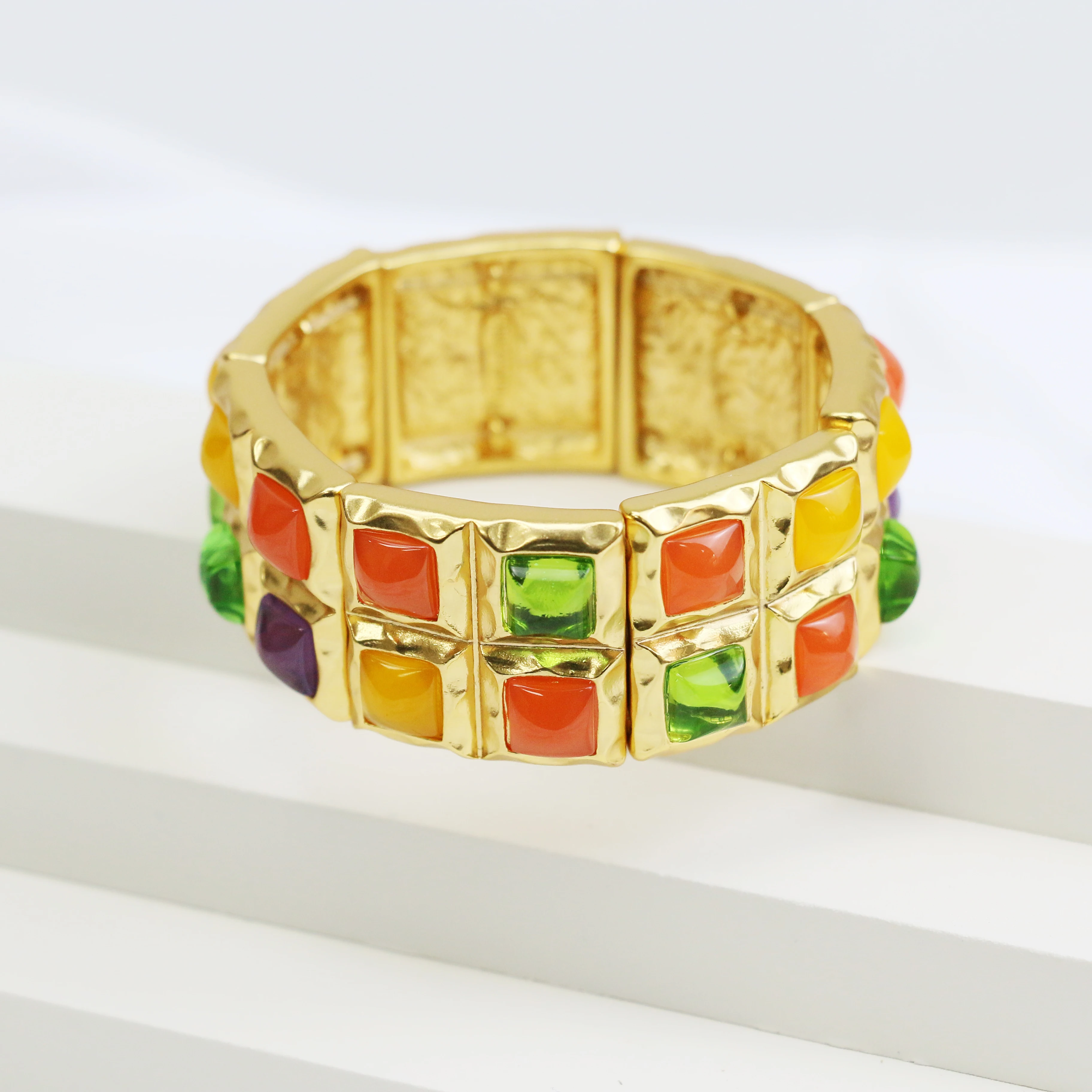 Exaggerated metal bracelet, candy-colored decorative bangle, fashionable and imposing.
Exaggerated metal bracelet, candy-colored decorative bangle, fashionable and imposing.