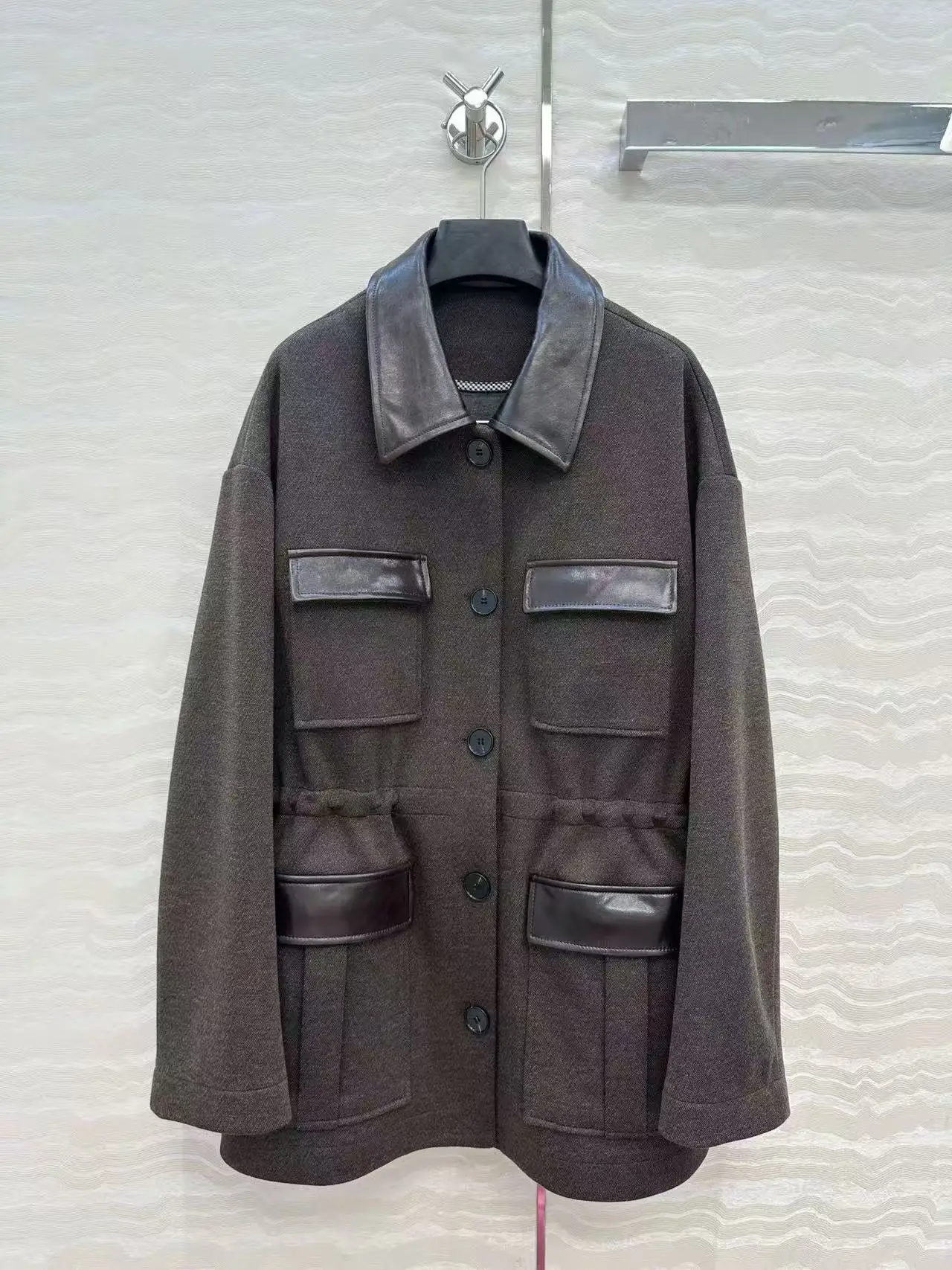 High quality spliced sheepskin collar long sleeved fashionable wool blend jacket for autumn and winter new women's clothing
High quality spliced sheepskin collar long sleeved fashionable wool blend jacket for autumn and winter new women's clothing