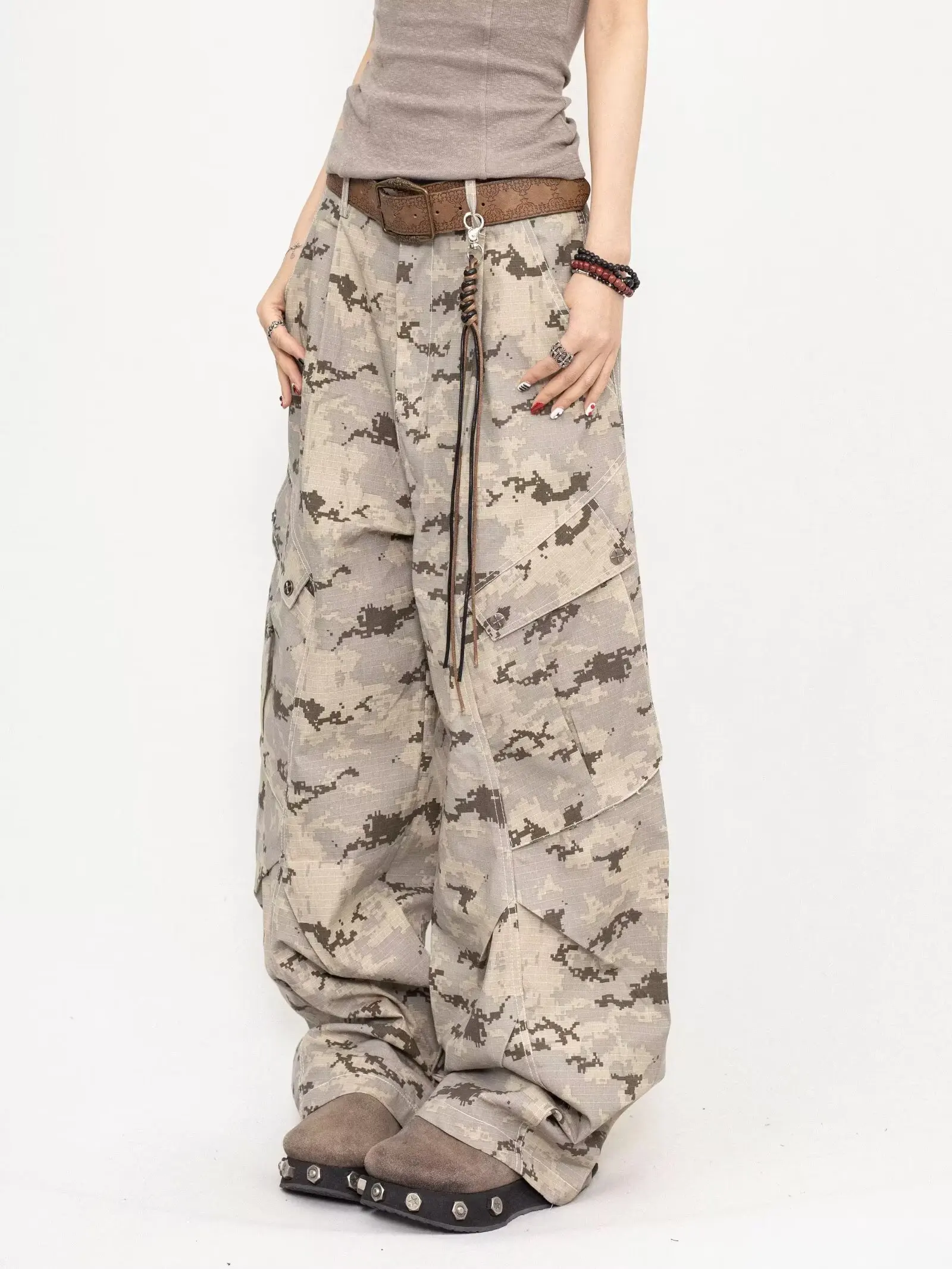 New American Retro High Street Casual Overalls Camouflage Loose Wide Leg Pants for Women Y2k Hip-hop Cargo Grunge Baggy Trousers
New American Retro High Street Casual Overalls Camouflage Loose Wide Leg Pants for Women Y2k Hip-hop Cargo Grunge Baggy Trousers