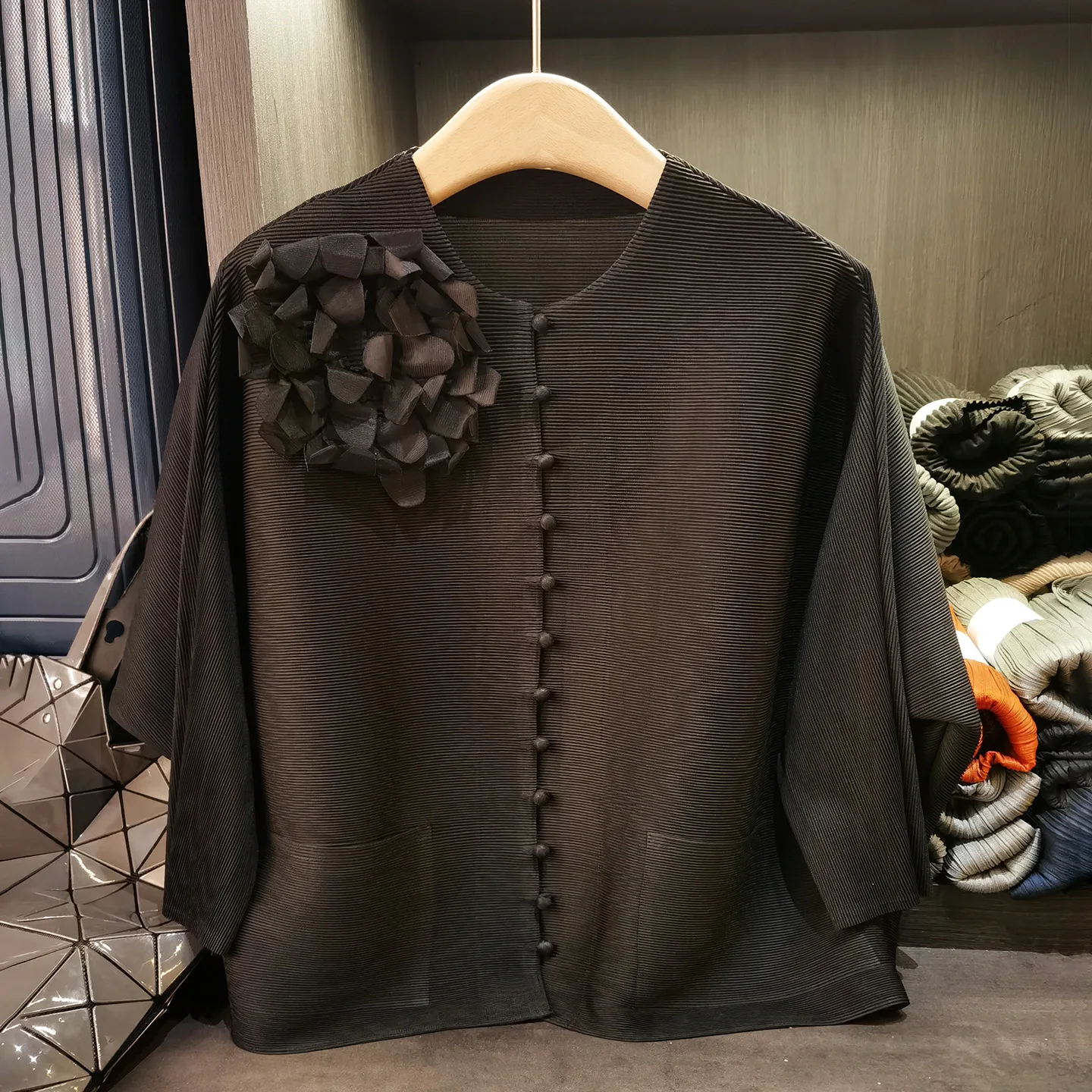 Miyake плиссированная 2021, однотонная однорядная короткая куртка с трехмерными цветами и несколькими пуговицами, новая повседневная универсальная тонкая блузка
Miyake плиссированная 2021, однотонная однорядная короткая куртка с трехмерными цветами и несколькими пуговицами, новая повседневная универсальная тонкая блузка