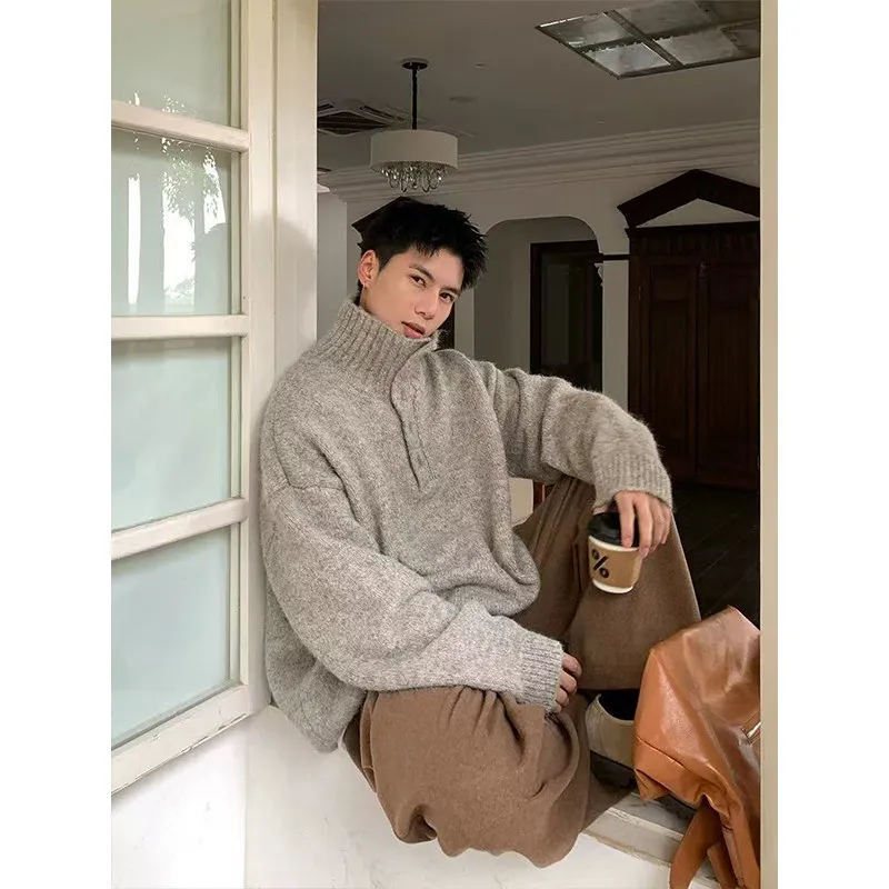 Мужской свободный вязаный свитер с высоким воротом в корейском и гонконгском стиле, повседневный, для пар, мягкий, с длинными рукавами, модный
Мужской свободный вязаный свитер с высоким воротом в корейском и гонконгском стиле, повседневный, для пар, мягкий, с длинными рукавами, модный