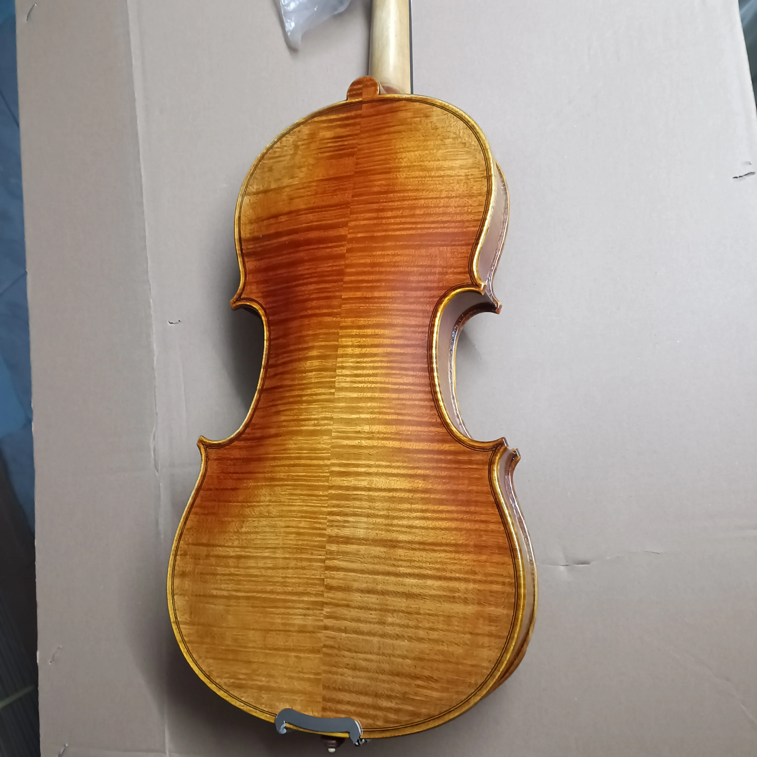 strong tone!20 years of European spruce wood Violin 4/4 size Italian vintage oil varnish vionlin professional violin Set
strong tone!20 years of European spruce wood Violin 4/4 size Italian vintage oil varnish vionlin professional violin Set