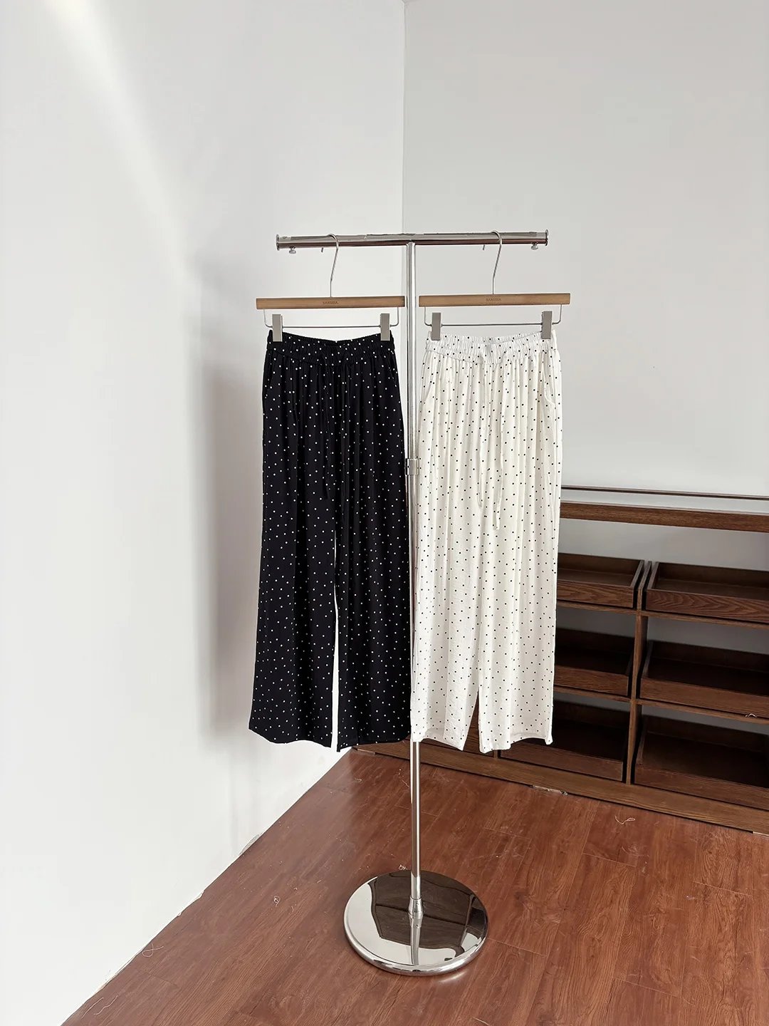 Korean Laid-back Style Simple Polka Dot Casual Pants Women's High Waist Slimming Versatile Leggings Summer New Arrival
Korean Laid-back Style Simple Polka Dot Casual Pants Women's High Waist Slimming Versatile Leggings Summer New Arrival