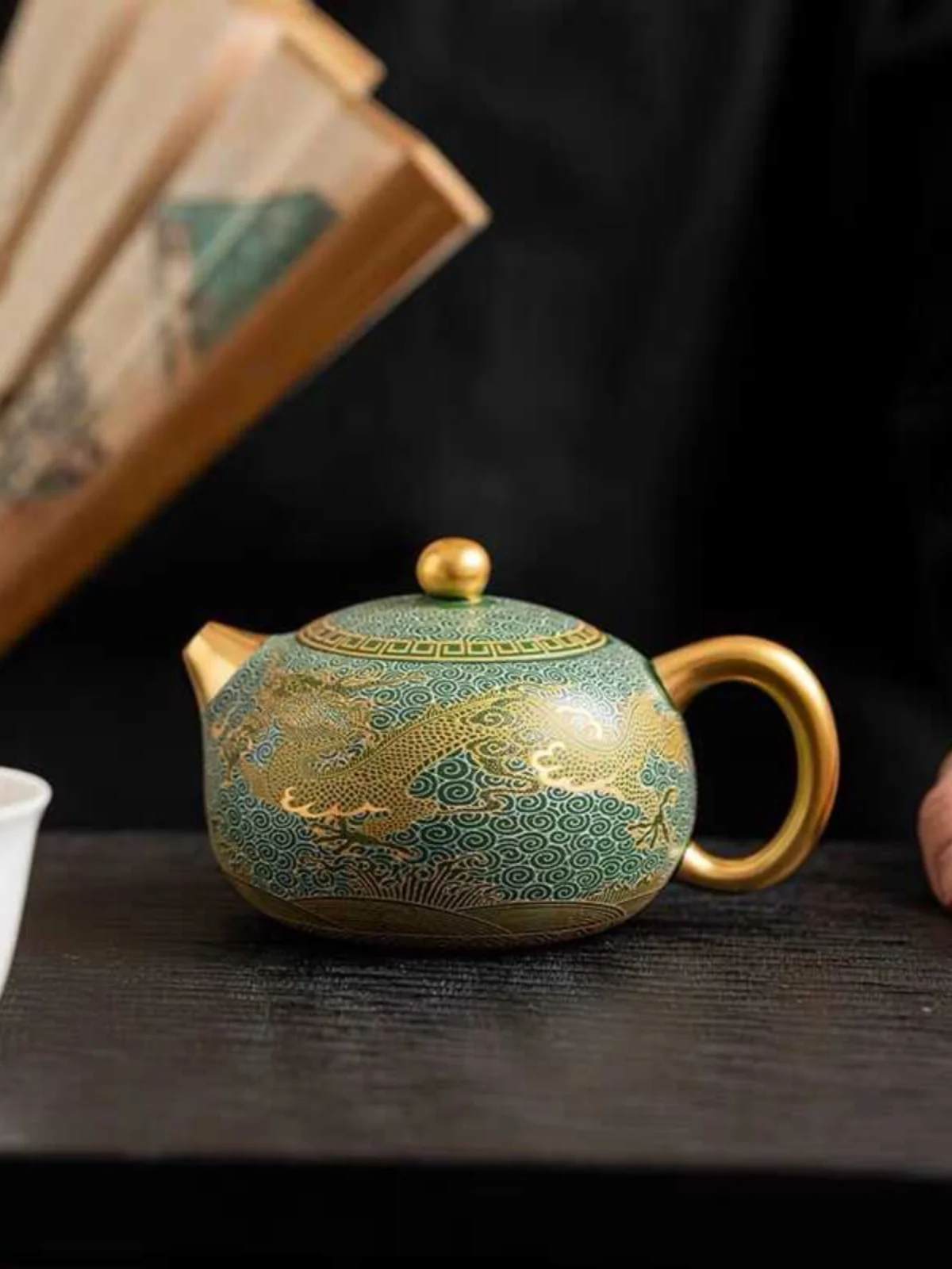 Gilding Pattern Purple Clay Pot Exquisite Tea Set Ore Green Clay Xi Shi Pot Handmade Fengming Pot Segment Mud Single Teapot
Gilding Pattern Purple Clay Pot Exquisite Tea Set Ore Green Clay Xi Shi Pot Handmade Fengming Pot Segment Mud Single Teapot