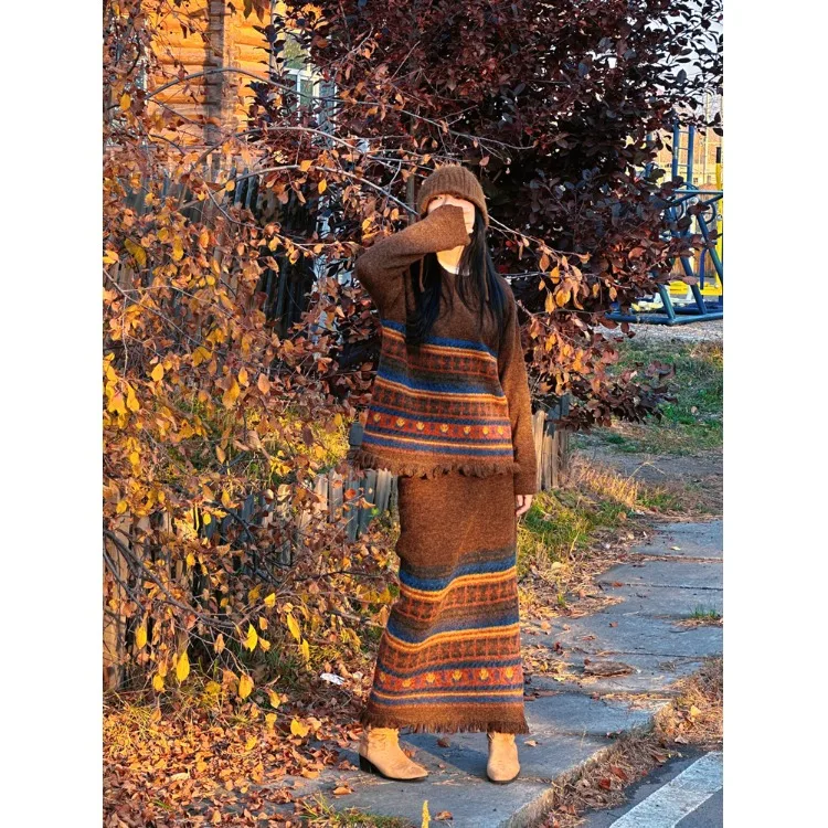 Ретро-комплект из двух предметов: вязаный свитер в полоску с бахромой и юбка. Этнический стиль, для отдыха, с длинными рукавами, из полиэстера.
Ретро-комплект из двух предметов: вязаный свитер в полоску с бахромой и юбка. Этнический стиль, для отдыха, с длинными рукавами, из полиэстера.