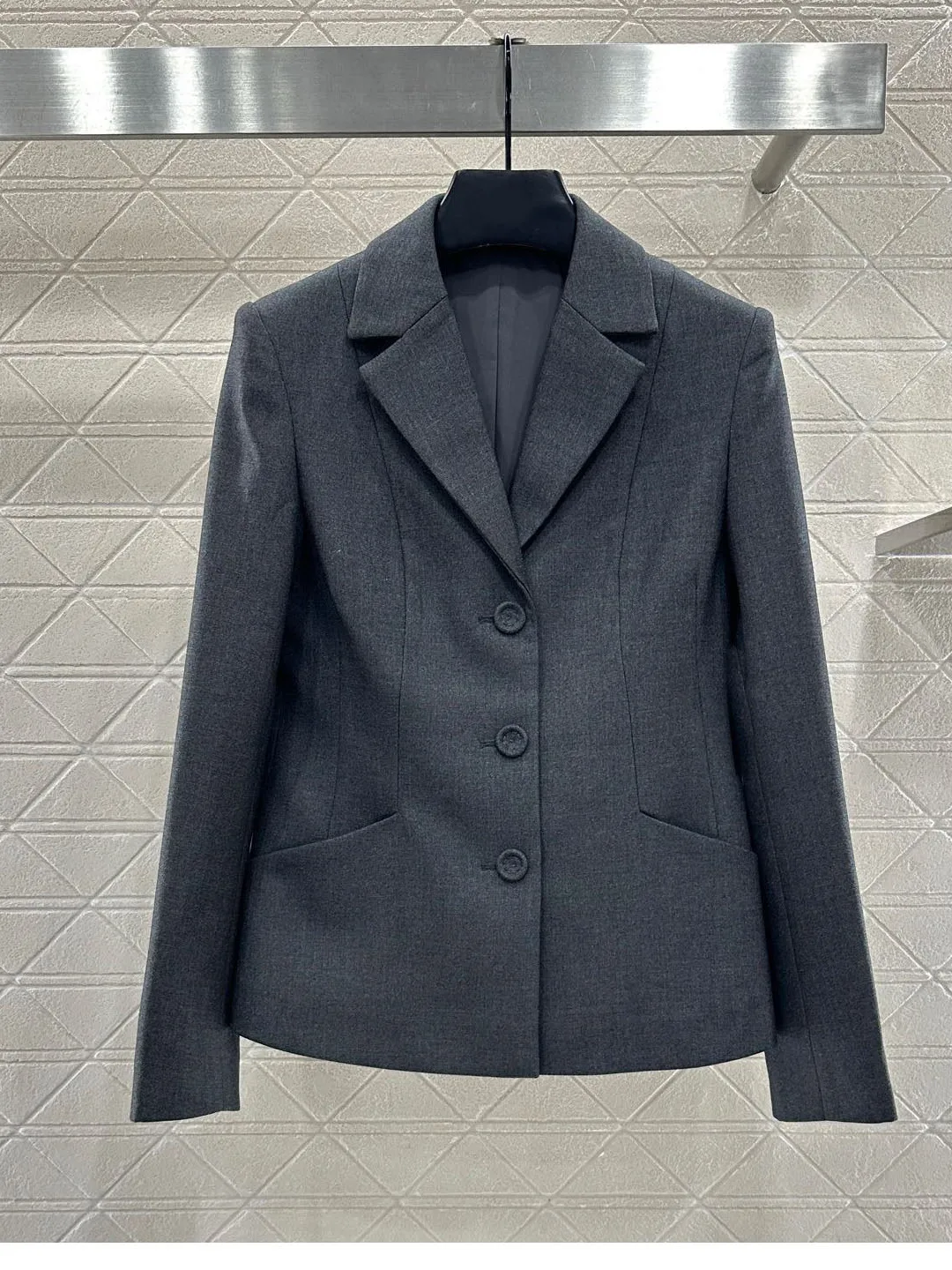 2025 Fall New Arrival – Slimming, Casual & Versatile Women's Suit Set: Structured Shoulder, Waist-Defining Blazer + A-Line Skirt
2025 Fall New Arrival – Slimming, Casual & Versatile Women's Suit Set: Structured Shoulder, Waist-Defining Blazer + A-Line Skirt