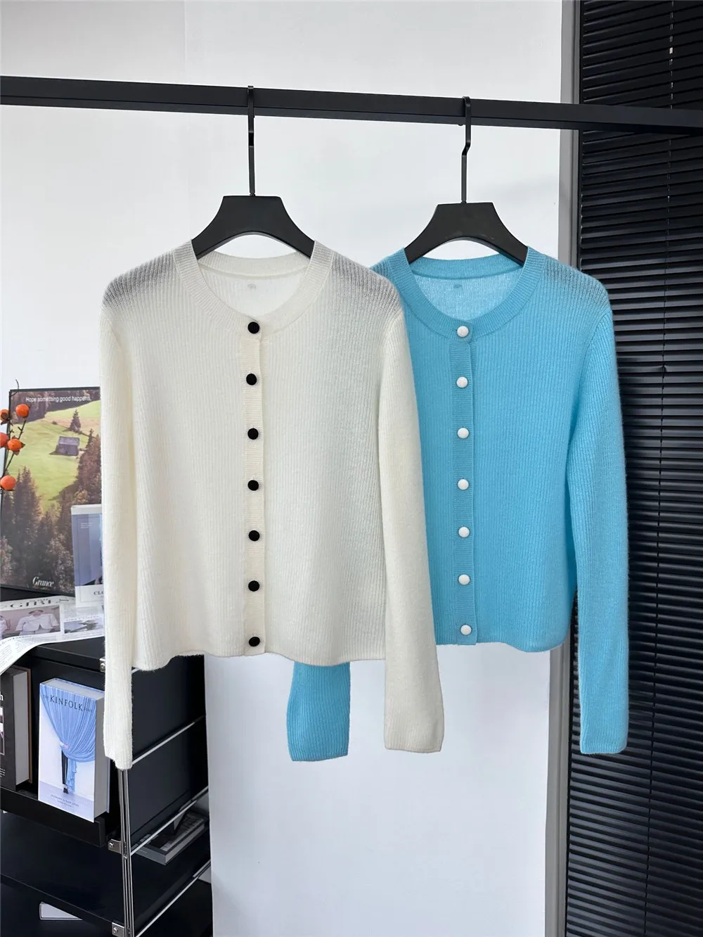 25 Spring/Summer New Round Neck Contrasting Colour Button Solid Color Cashmere Knitted Cardigan Long Sleeved Top For Women
25 Spring/Summer New Round Neck Contrasting Colour Button Solid Color Cashmere Knitted Cardigan Long Sleeved Top For Women