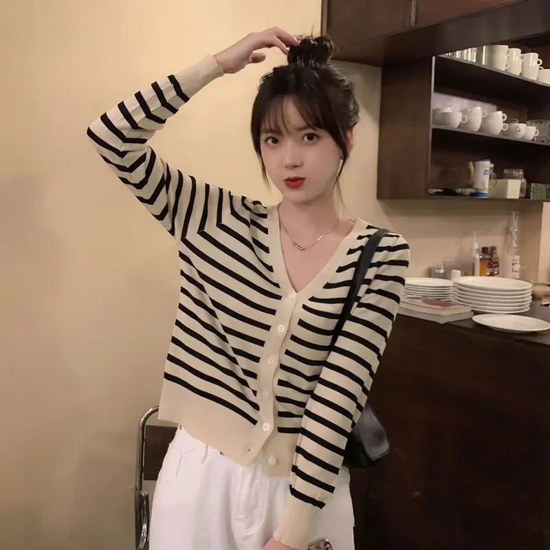 Trendy V-Neck Striped Knitwear Loose Long Sleeve Women's Cardigan Outerwear Korean Style Autumn Winter Fashion Casual Chic
Trendy V-Neck Striped Knitwear Loose Long Sleeve Women's Cardigan Outerwear Korean Style Autumn Winter Fashion Casual Chic