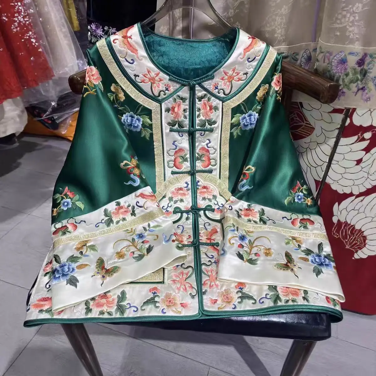 High-End Spring Autumn Chinese O-neck Acetate Fabric Palace Embroidery Butterflies in Love with Flowers Jacket for Women S-XXL
High-End Spring Autumn Chinese O-neck Acetate Fabric Palace Embroidery Butterflies in Love with Flowers Jacket for Women S-XXL