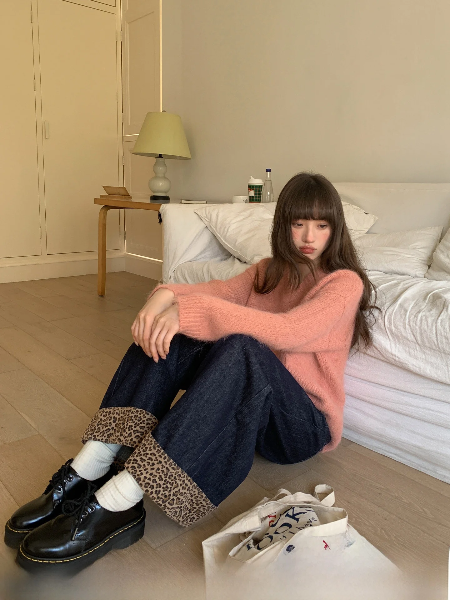 Женские джинсы с высокой талией, свободного прямого кроя, повседневные, с лоскутным дизайном, весенние, новые, с леопардовым принтом, из хлопкового денима
Женские джинсы с высокой талией, свободного прямого кроя, повседневные, с лоскутным дизайном, весенние, новые, с леопардовым принтом, из хлопкового денима