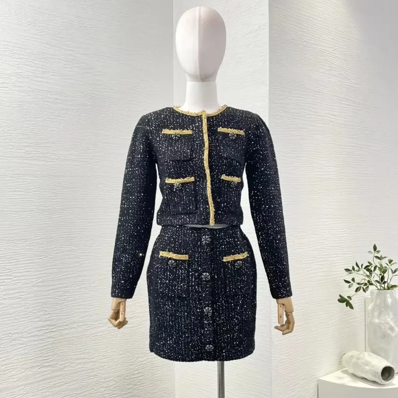 2024 New Black Long Sleeve Knit Jacket Coat Tops and mini Skirt Set Elegant Style for Women Hiqh Quality
2024 New Black Long Sleeve Knit Jacket Coat Tops and mini Skirt Set Elegant Style for Women Hiqh Quality