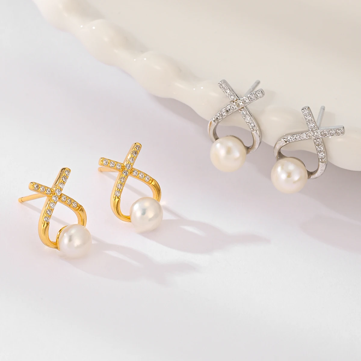 A pair of 925 sterling silver exquisite and elegant Japanese and Korean French set zircon earrings with crossed pearls for ladie
A pair of 925 sterling silver exquisite and elegant Japanese and Korean French set zircon earrings with crossed pearls for ladie