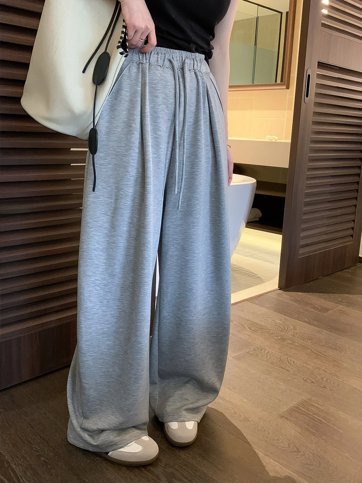 Black Elastic Waist Loose Wide Leg Pants Women's Casual Trousers Spring 2026 Floor-Length Pants Korean Style Commute Wind
Black Elastic Waist Loose Wide Leg Pants Women's Casual Trousers Spring 2026 Floor-Length Pants Korean Style Commute Wind
