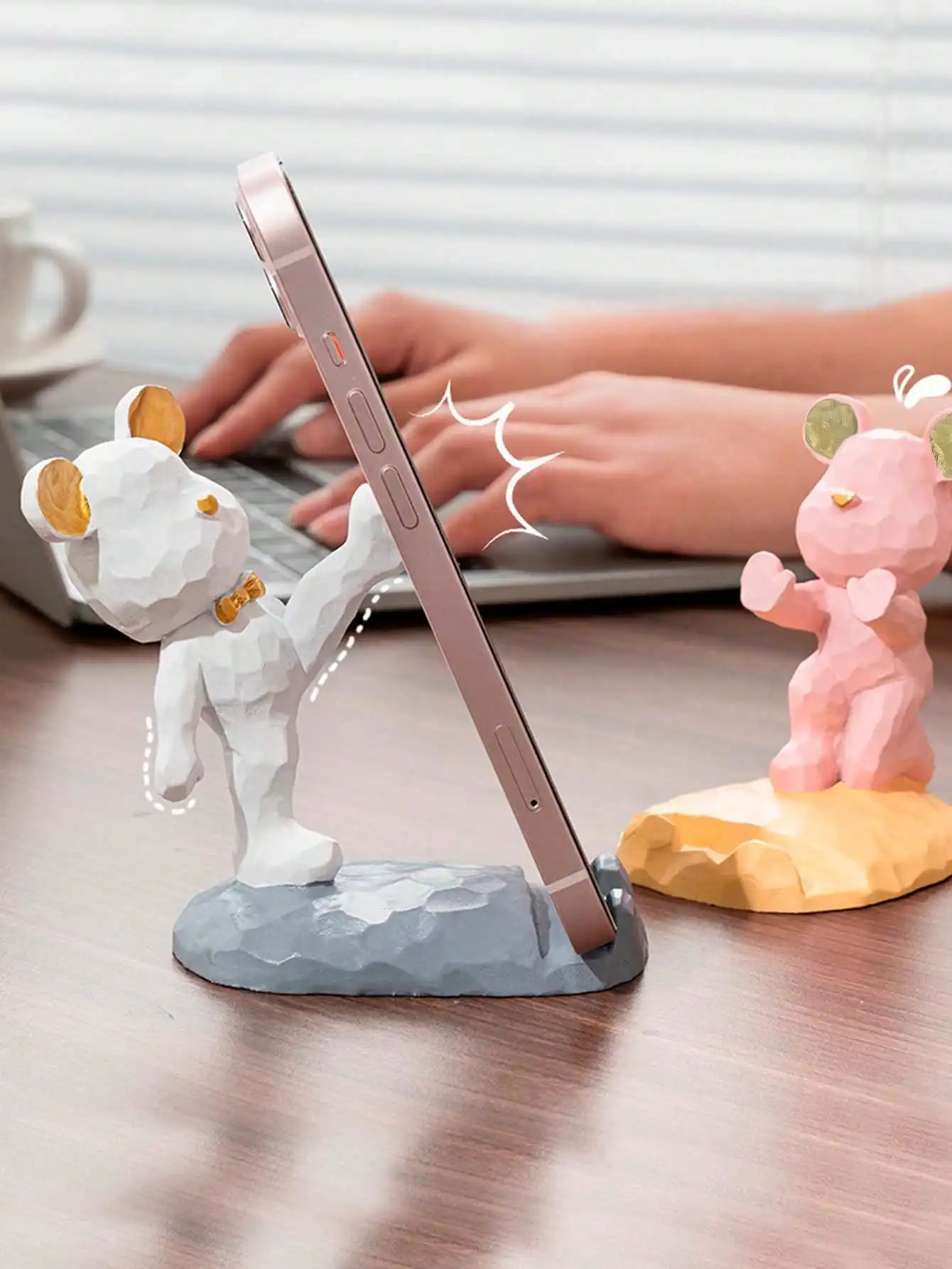 1. Cute bear shaped phone holder decoration, compatible with mobile phones and tablets, suitable for office desktop decoration,
1. Cute bear shaped phone holder decoration, compatible with mobile phones and tablets, suitable for office desktop decoration,