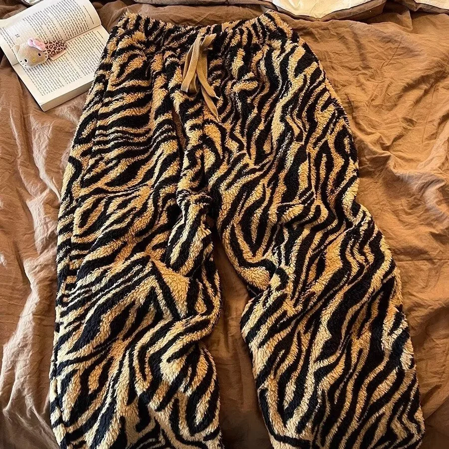 Men's Winter Fce Lined Thiened Straight Leg Casual Pants Spor Loose Fit All-Match Wide Leg Sweatpants Leopard Print
Men's Winter Fce Lined Thiened Straight Leg Casual Pants Spor Loose Fit All-Match Wide Leg Sweatpants Leopard Print