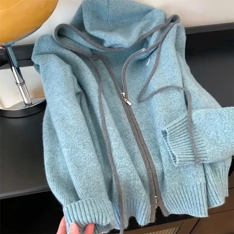 Корейский кардиган-свитер Gentle Wind для женщин, осень-зима 2026, новая коллекция, вязаная кофта с капюшоном, женское пальто в стиле Lazy Joker, модная куртка, женский топ
Корейский кардиган-свитер Gentle Wind для женщин, осень-зима 2026, новая коллекция, вязаная кофта с капюшоном, женское пальто в стиле Lazy Joker, модная куртка, женский топ